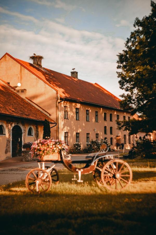 Slokenbekas Muiza Hotel Milzkalne Luaran gambar